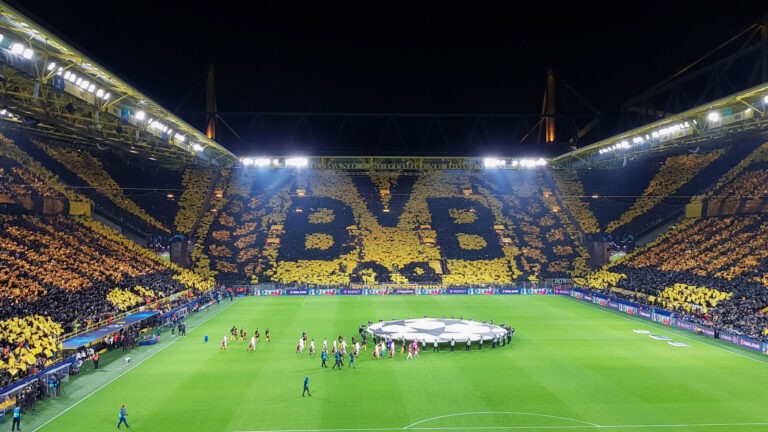 Gelbe Wand Dortmund Kleurt Woensdag Oranje In Halve Finale